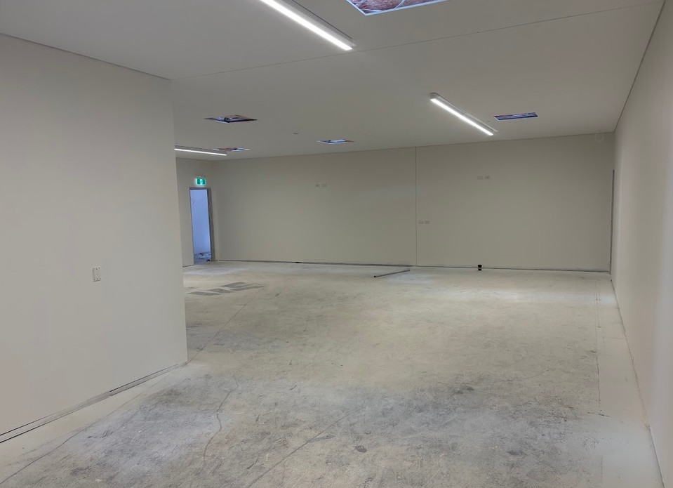 Finished retail fit-out with curved bulkhead ceiling